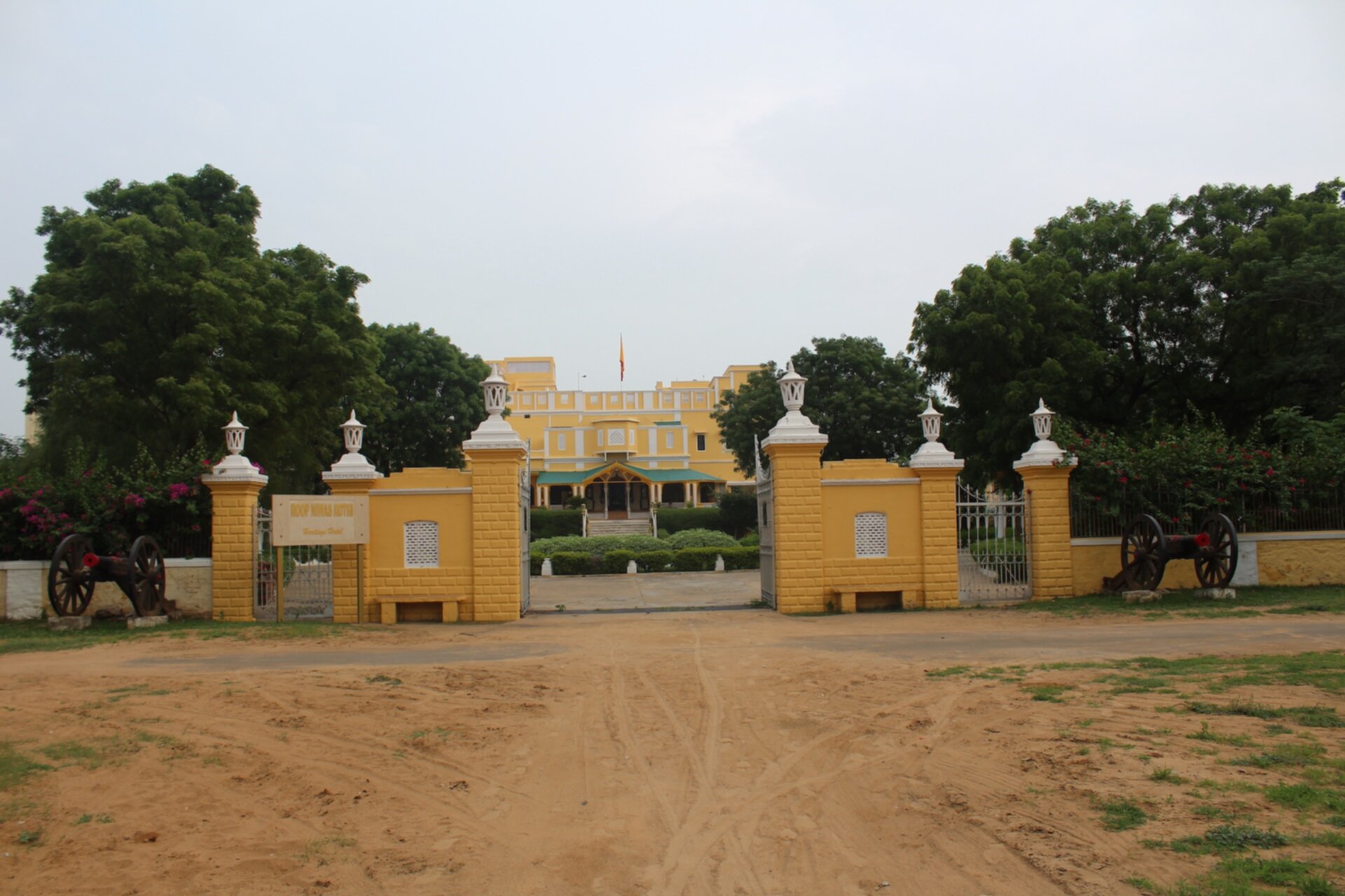 Roop Niwas Kothi Exterior